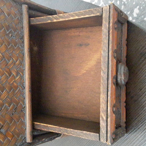 Woven basket w drawer and storage - Picture 6 of 8